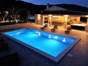 NEW- Villa Olive Oasis -the heated pool & jacuzzi
